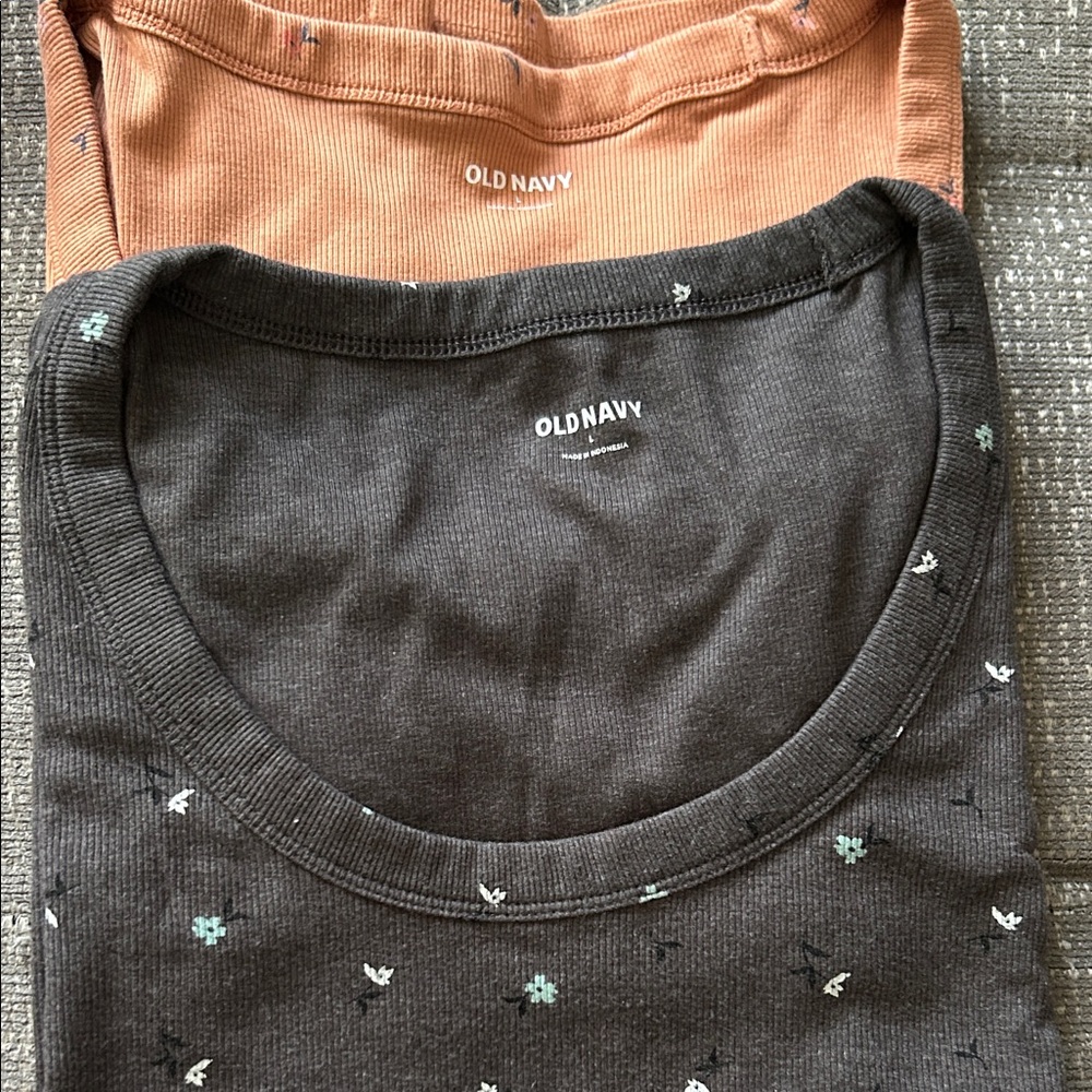 Old Navy Scoop Neck Tee Duo - Charcoal Gray Floral & Rust floral
